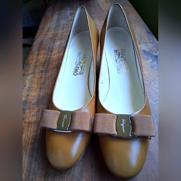 NWT ♡ Vintage Salvatore FERRAGAMO Carla Kitten Heel Pumps ~ Size 9.5 AA